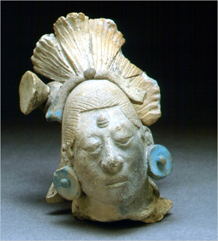 Một đầu tượng kích thước 4.5 inch được tìm thấy tại đảo Jaina, có niên đại từ năm 600-900 sau Công Nguyên. Qua nhiều thế kỷ màu xanh trên các hiện vật của người Maya vẫn giữ được màu sắc vốn có.
